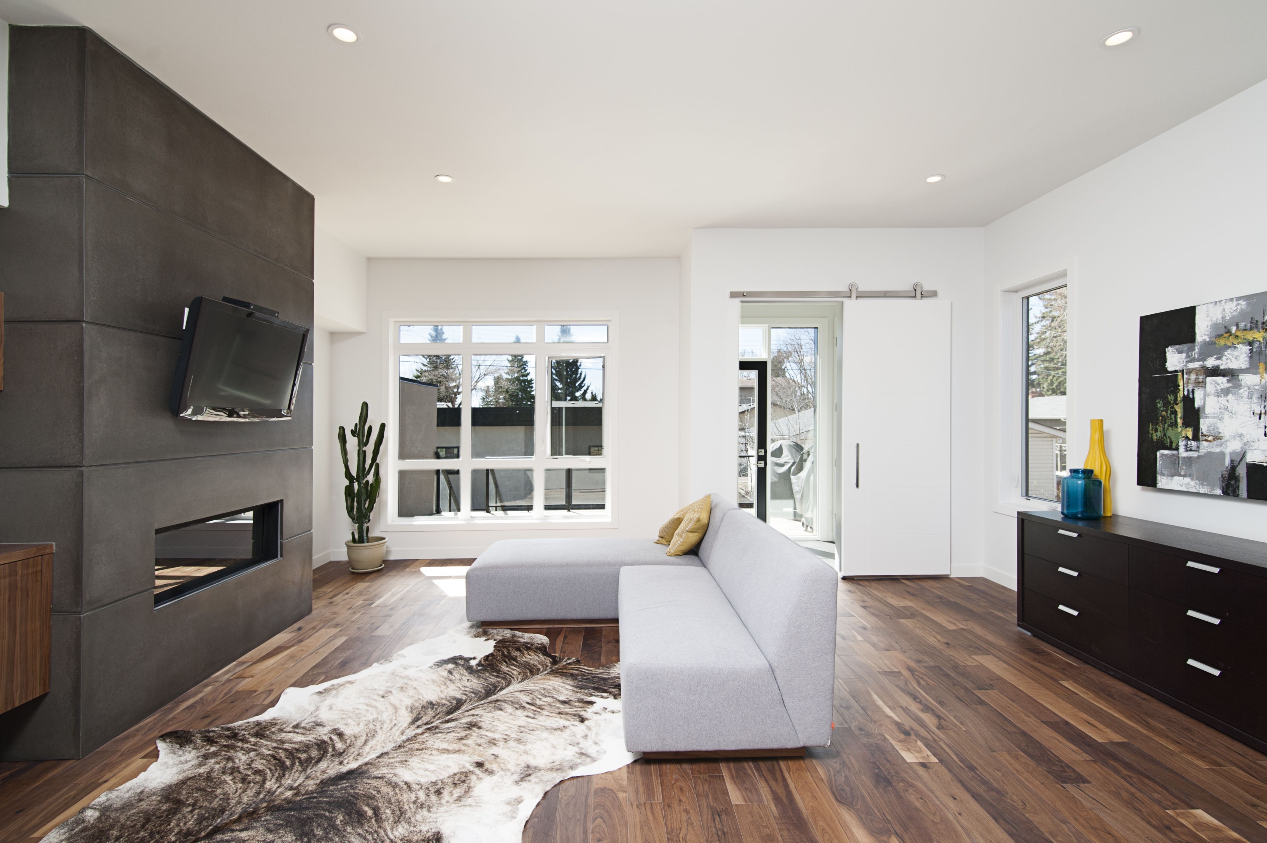 Imagen: beautiful_interior_shot_modern_house_with_white_relaxing_walls_furniture_technology_e92f1dbfb6.jpg