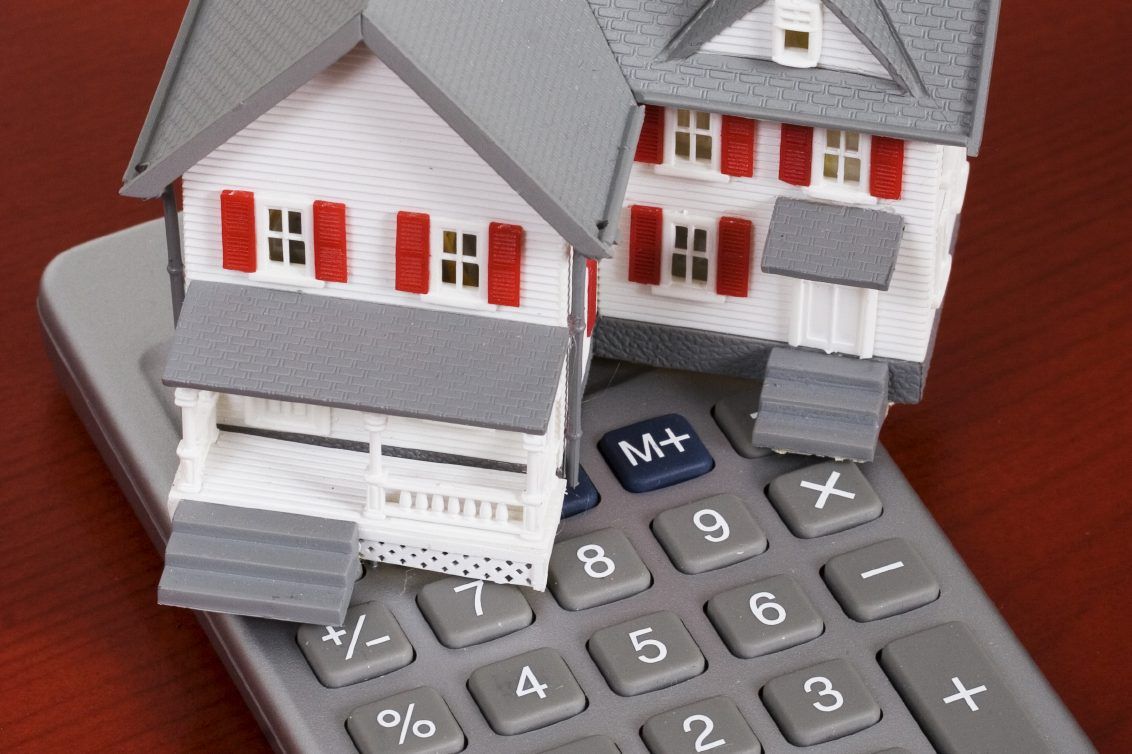 maqueta de casas encima de calculadora